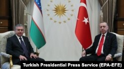 Президенты Узбекистана и Турции Шавкат Мирзияев (слева) и Реджеп Тайип Эрдоган. Анкара, 19 февраля 2020 года. 