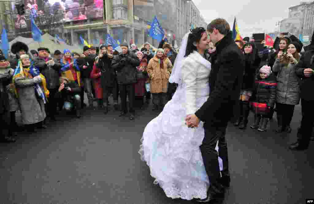 Молодята на #Євромайдан&rsquo;і, Київ 21 грудня 2031 року