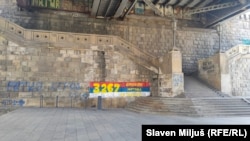 Grafiti na platou ispod Brankovog mosta u Beogradu, gde je trebalo da se održi komemoracija žrtvama srebreničkog genocida.