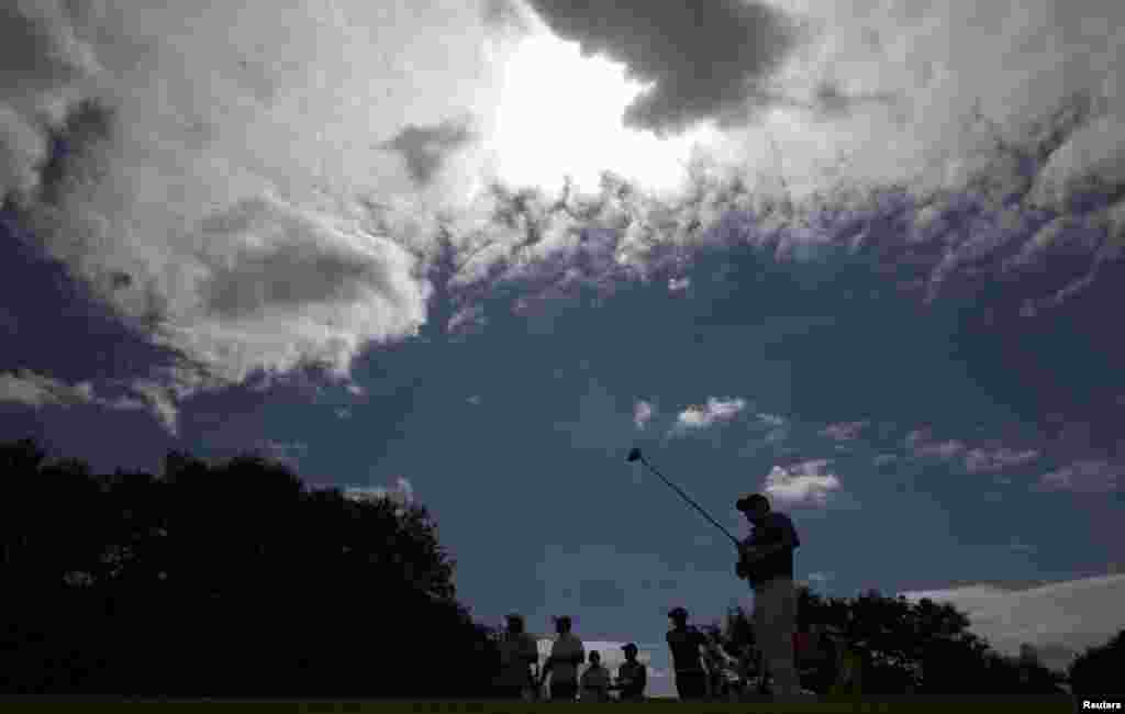 Adilson Da Silva of Brazil watches his tee shot during the first round of the men&#39;s golf compeititon.&nbsp;