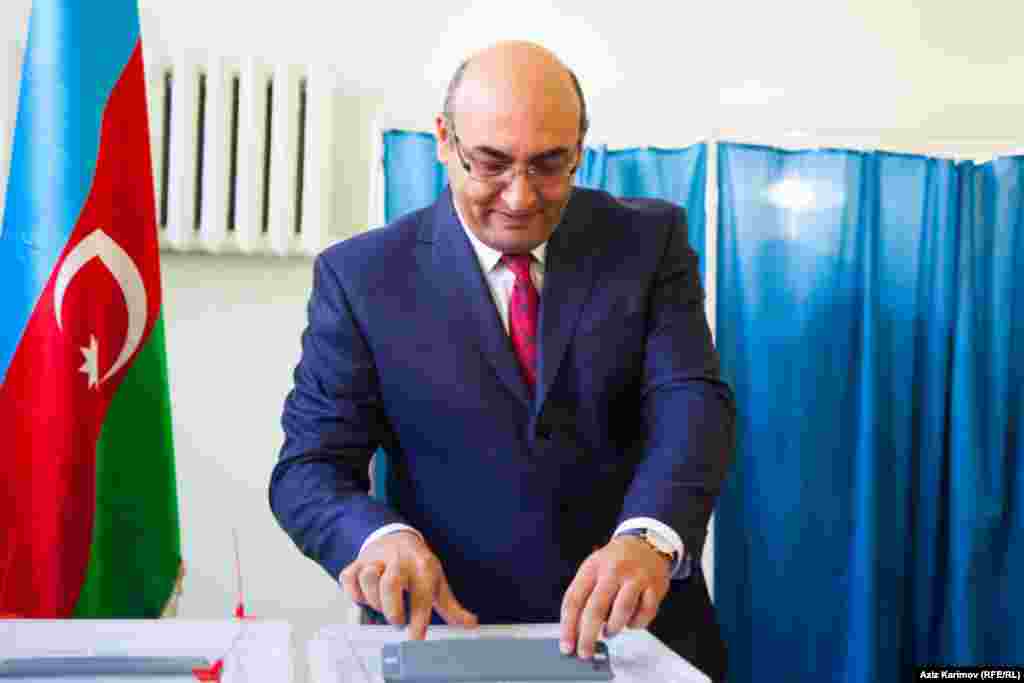 Prezidentliyə namizəd İqbal Ağazadə seçki məntəqəsində səs verir