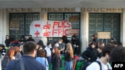 „Mai puțini polițiști, mai multe fonduri”. Elevii protestatari se adună la o „acțiune de blocare” la liceul Helene Boucher, din Paris, pe 2 octombrie 2026.