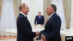 Руският президент Владимир Путин поздравява специалния пратеник на САЩ Стив Уиткоф преди разговорите им в Москва, 6 август 2025 г.