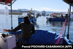 Французький рибалка з Аяччо стоїть на своєму човні, блокуючи вхід до порту