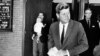 Președintele Statelor Unite, John F. Kennedy, ieșind din biserica Saint Stephen Martyr din Washington, unde a participat la slujbă, pe 28 octombrie 1962, cu câteva ore înainte de oferta liderului sovietic Nikita Hrușciov de a retrage rachetele sovietice din Cuba.