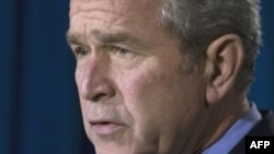 جرج بوش روز سه شنبه گفتاقدام قایق های ایرانی در دهانه تنگه هرمز تحریک آمیز بوده است