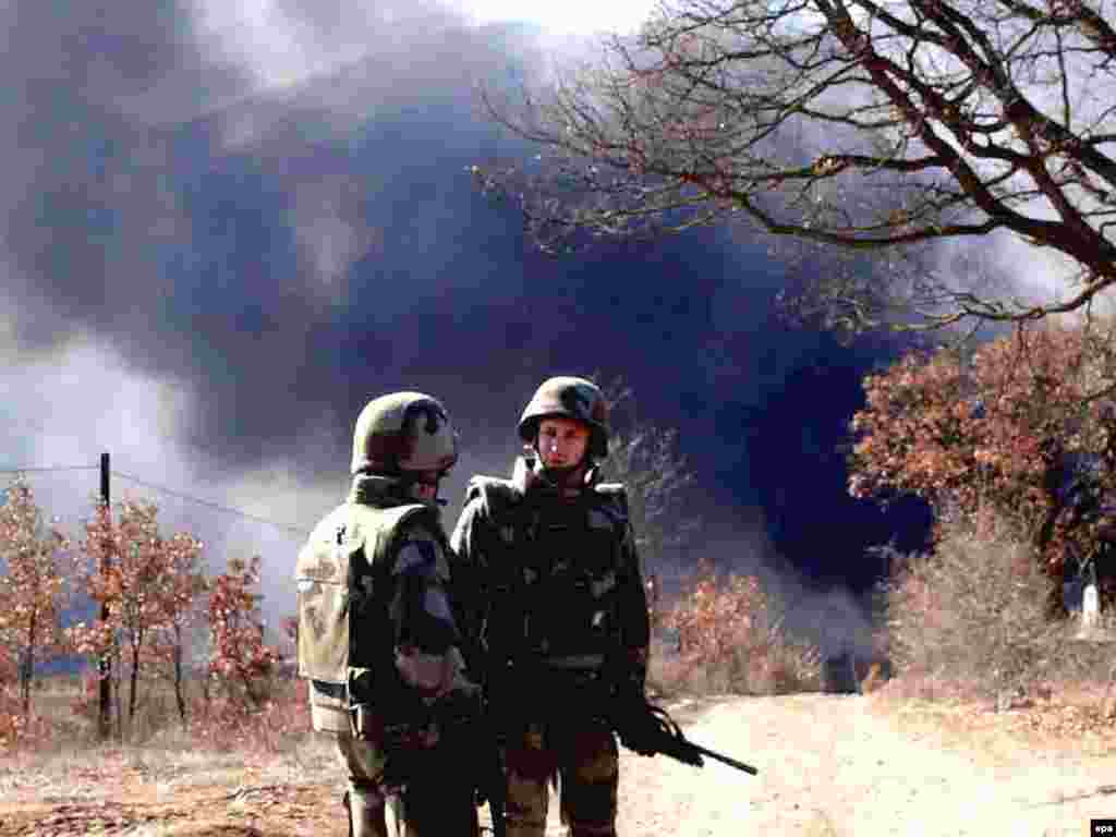 Serbët djegin pikën kufitare në Jarinë në shenjë kundërshtimi të pavarësisë së Kosovës, 19 shkurt 2008. - Caption: French KFOR soldiers watch as smoke rises from the burning border crossing point Jarinje in northern Kosovo, 19 February 2008. Kosovo Serbs set fire on two border crossing points linking Kosovo to southern Serbia, reacting on growing international tensions over the territory's proclamation of independence. 