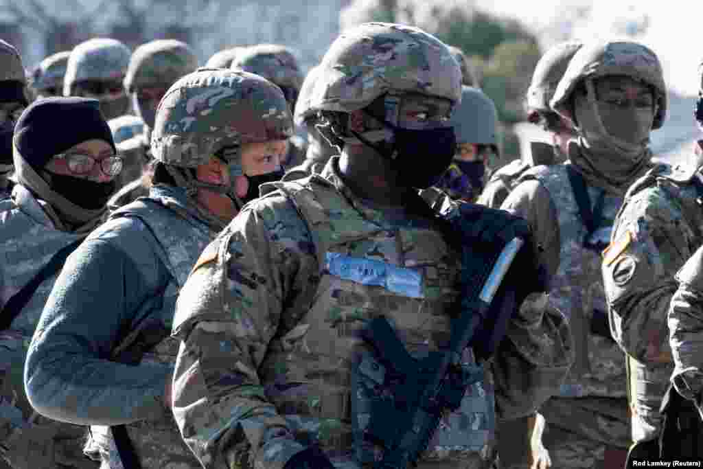 Нацыянальныя гвардзейцы на генэральнай рэпэтыцыі 59-й інаўгурацыі прэзыдэнта ЗША на Капітоліі ў Вашынгтоне, ЗША, 18 студзеня 2021 году.