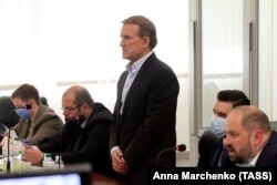 Виктор Медведчук (в центре) во время рассмотрения апелляции на избрание меры пресечения в Киевском апелляционном суде. 21 мая 2021 года