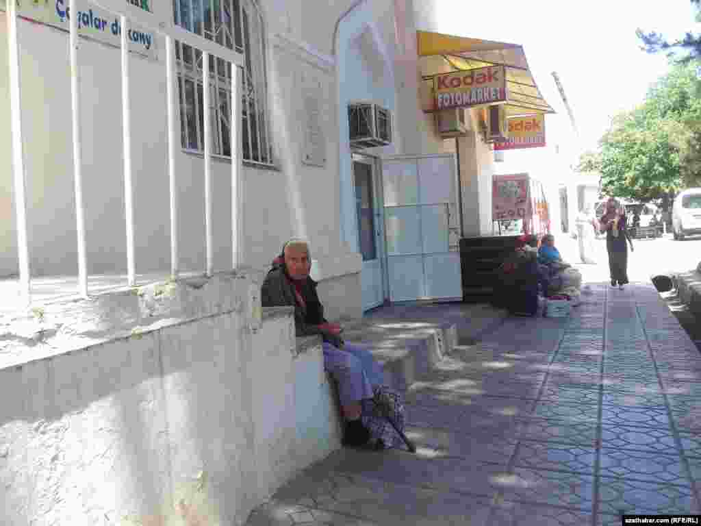 Aşgabadyň "Gülüstan" söwda merkezinde ("Ors bazary") pul dileýän garry aýal 