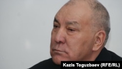 Лидер оппозиционной Коммунистической партии Казахстана Газиз Алдамжаров выступает на пресс-конференции. Алматы, 6 апреля 2011 года. 