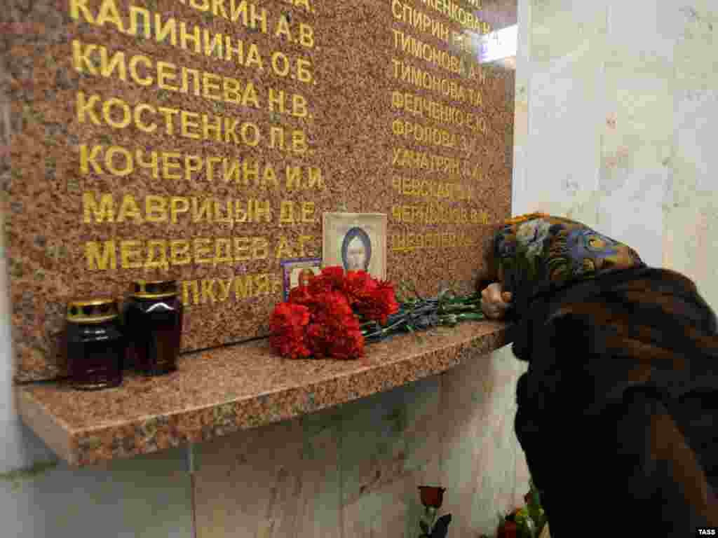 В Москве вспоминают погибших в результате теракта в метро между станциями Павелецкая и Автозаводская 6 февраля 2004 года