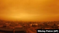 Dim od šumskih požara 2. avgusta 2021. nad malim gradom Kisil-Sir, okrug Viliuiski, Republika Saha, koji je poznat i pod imenom Jakutija