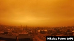 чад од шумски пожари над малиот град Кисил-Сир, Република Саха, познатa и како Јакутија, Русија