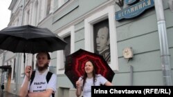 Участники большой "муравьиной" прогулки в Москве, 10 июня, 2012 года