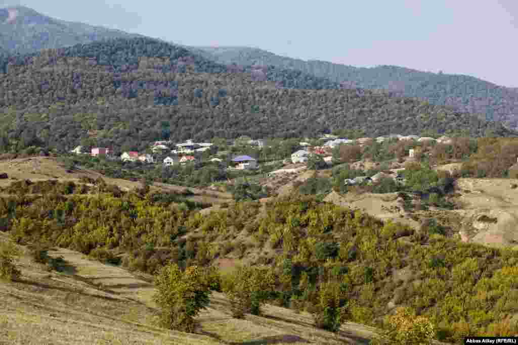 Kənd dağlıq ərazidə olsa da əsasən yol kənarında yerləşdiyindən sakinlərinin əsas geçimi ev məhsullarının turistlərə satılması hesabına təşkil olunur.