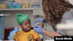 Зион Харви стал самым юным пациентом в мире, которому провели пересадку обеих кистей рук