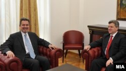 Претседателот Ѓорге Иванов се сретна со новиот шеф на грчката Канцеларија за врски во Македонија Теохарис Лалакос. 