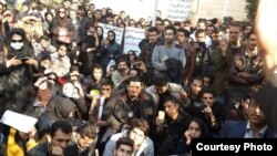 Iranian nurses protesting in front of presidential offices in Tehran, 14 Dec, 2014.