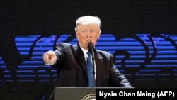 Президент США Дональд Трамп выступает на мероприятии в рамках саммита Азиатско-Тихоокеанского экономического сотрудничества (АТЭС). Дананг, 10 ноября 2017 года.