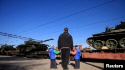 Российские танки прибывают в село Гвардеевское под Симферополем, 31 марта 2014 года. Иллюстративное фото. 