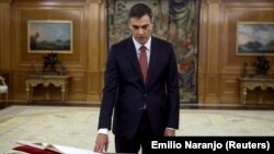 Новый премьер-министр Испании Педро Санчес приносит присягу, Мадрид, 2 июня 2018 года. 