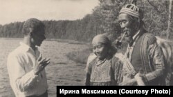 Писатель В.Величко беседует с эвенками. Из собрания Томского областного краеведческого музея