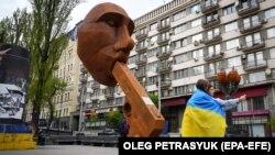 Инсталляция, на которой изображен президент России Владимир Путин с пистолетом во рту и надписью «Zaстрелись», в центре столицы Украины. Киев, 7 мая 2022 года