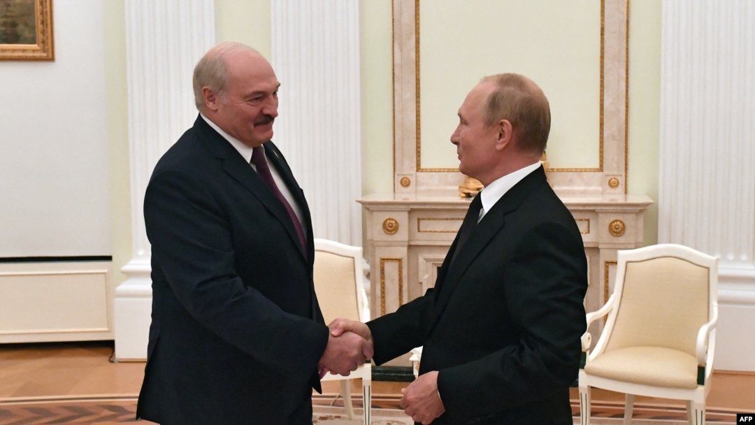 Întâlnirea de la Moscova reprezintă un nou pas în procesul de formare a unei uniuni între Rusia și Belarus în domeniul militar, economic și politic. Vladimir Putin (dreapta) și Aleksandr Lukașenko (stânga), 9 septembrie 2021. 
