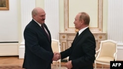 Întâlnirea de la Moscova reprezintă un nou pas în procesul de formare a unei uniuni între Rusia și Belarus în domeniul militar, economic și politic. Vladimir Putin (dreapta) și Aleksandr Lukașenko (stânga), 9 septembrie 2021. 