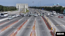 روز هشتم فروردین اتوبان تهران قم مسدود و پس از ساعتی باز شد.