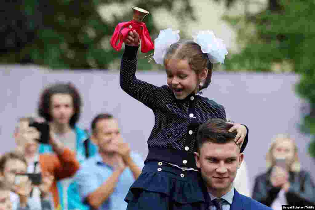 Ученик од прво одделение sвони на училишно ѕвоно за време на церемонијата по повод почетокот на новата академска година во Гимназијата 23 во Минск на 1 септември.