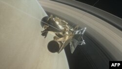 تصویری از فضاپیمای کاسینی در مجاورت انسلادوس، یکی از قمرهای سیاره کیوان