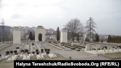 Трьох поляків оштрафували через акцію на Личаківському цвинтарі у Львові