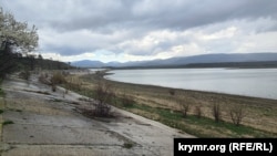 Тайганське водосховище, рівень води в якому швидко знижується. 13 квітня 2026 року