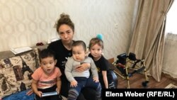 Оморгул Зияа и трое ее детей в квартире, приобретенной в ипотеку после публикации Азаттыка, на которую откликнулись казахстанцы.