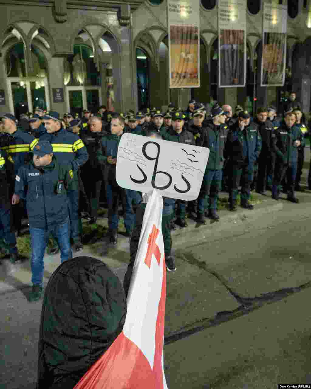 3 ნოემბერი, თბილისი - აქციის მონაწილე დგას აზა ჩილაჩავას მხარდამჭერი ბანერით. 71 წლის აზა ჩილაჩავა, რომელიც პროევროპული აქციების აქტიური მონაწილეა, ერთი დღით დააპატიმრეს.ფოტო: დათო ქორიძე