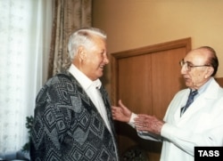 Борис Ельцин и его врач, американский кардиолог Майкл Дебейки, в ЦКБ, 25 сентября 1996 года