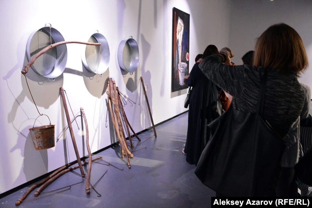 Олар украиндық әйелдің кискасына сұқпалады