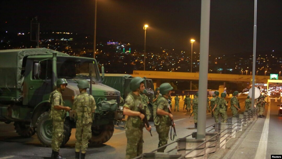 Смрт, хаос при обидот за воен удар во Турција