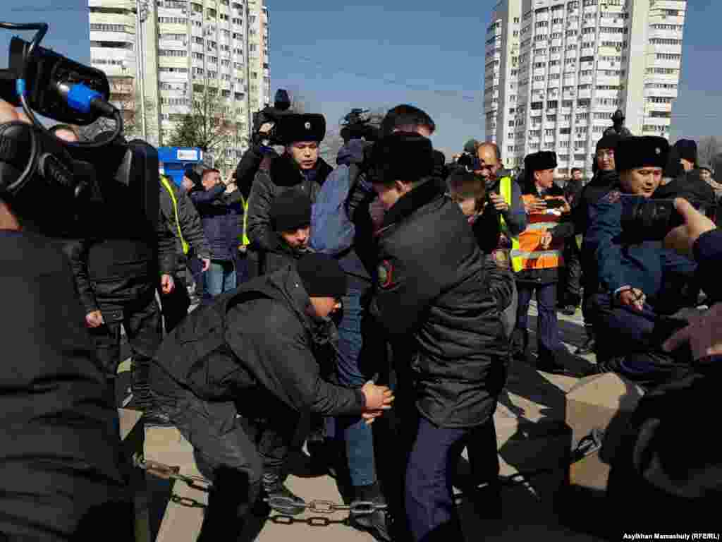 Еще один момент задержаний в Алматы. С утра в крупнейшем городе Казахстана полицейские перекрыли автомобильное движение на площади Республики, а на ведущих к городскому акимату проездах выставили переносные металлические ограждения. Движение ограничили также по улице Махатмы Ганди, прилегающей к резиденции президента в Алматы.