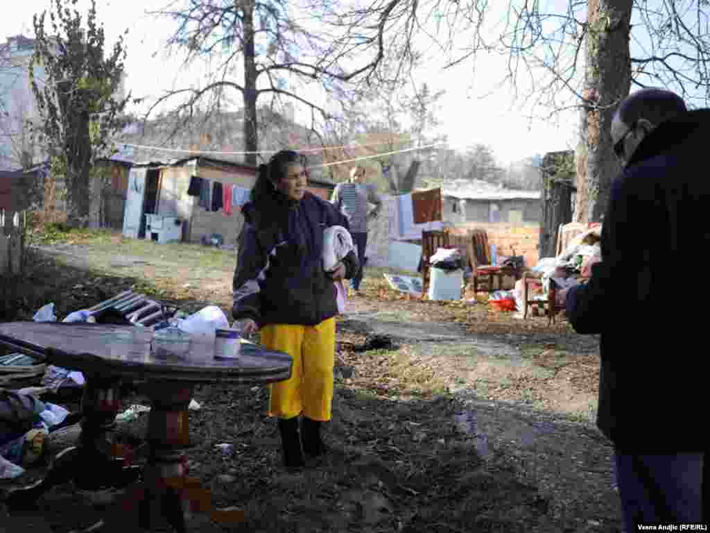 Požar u romskom naselju u Zvečanskoj ulici, privremeno je iseljeno 120 osoba, Beograd, 28.11.2011. 