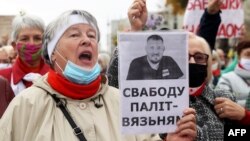 Правозахисники вважають переслідування цих людей політично мотивованим у зв’язку з реалізацією ними свободи мирних зібрань і висловлення своєї думки щодо виборів президента Білорусі