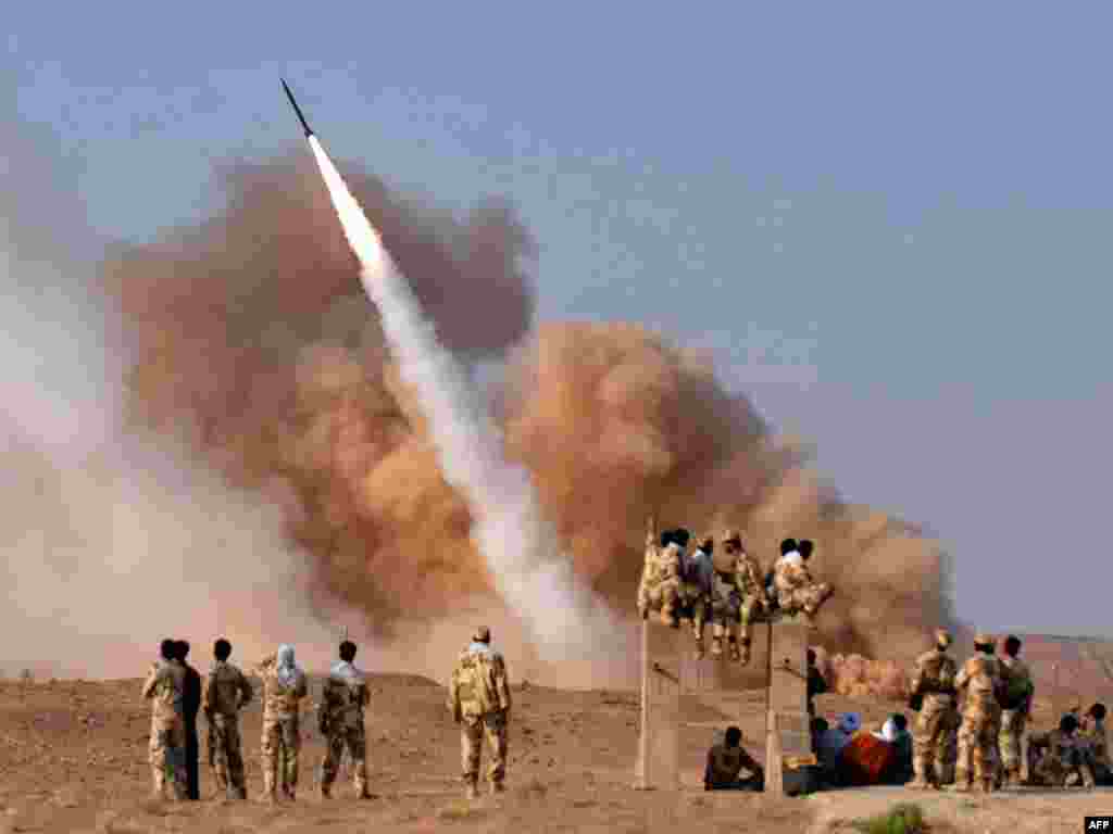 Iran - Vojne vježbe na nepoznatoj lokaciji, 28.06.2011. Foto: AFP / Roholah Vahdati