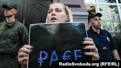 «Ні поверненню Росії до ПАРЄ!» Пікет посольств країн-союзників Росії, Київ, 25 червня 2019 року 