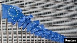Флаги ЕС напротив здани Еврокомиссии. Иллюстрационное фото