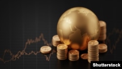 ოქროს მონეტები და ოქროს გლობუსი - ფოტოილუსტრაცია