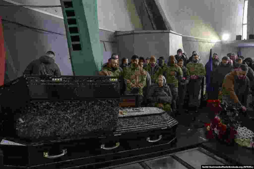 Попрощатися із Ланою Чорногорською прийшли рідні, близькі, побратими та посестри