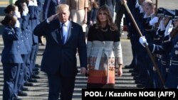 Birleşen Ştatlaryň prezidenti Donald Tramp we onuň aýaly Melania. 5-nji noýabr, 2017 ý. Tokýo