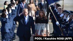Доналд Трамп ва ҳмасараш Мелани Трамп дар Ҷопон